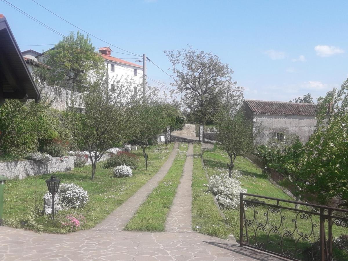 Apartma Oddih Dutovlje Zewnętrze zdjęcie