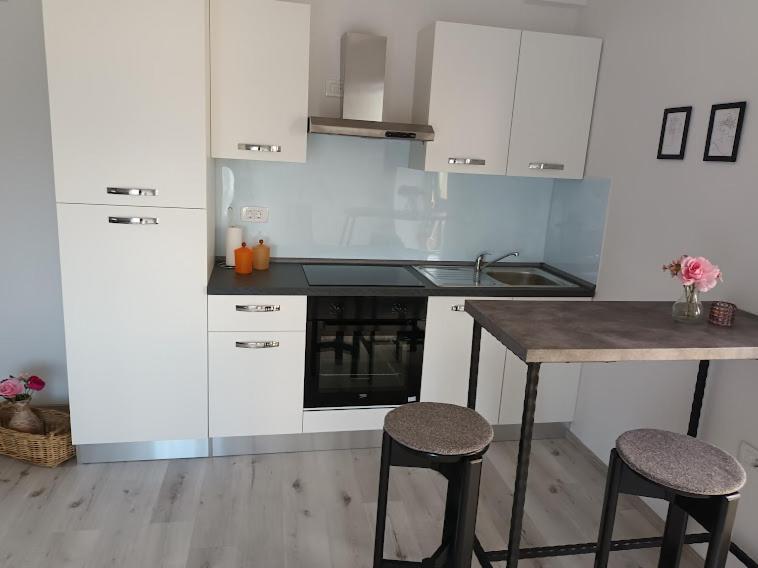 Apartma Oddih Dutovlje Zewnętrze zdjęcie